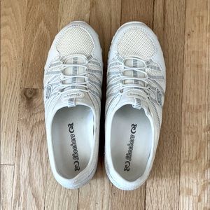 Sketchers White Sneaker Womens 6.5 Great Condition